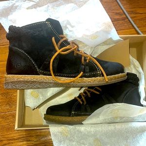 New in box born suede ankle boots black with brown laces